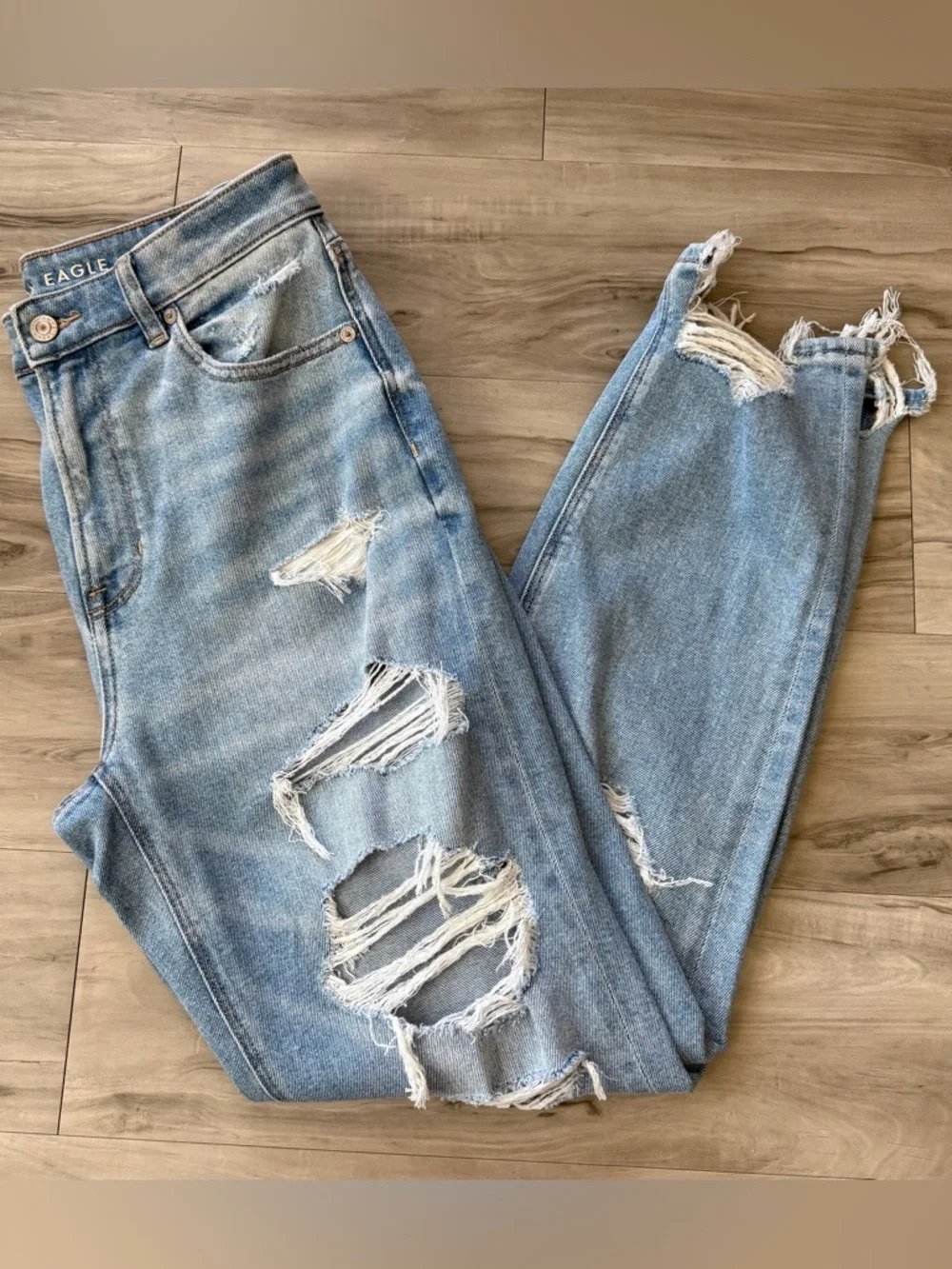American Eagle Mom Jean Light Wash Distressed Denim Jeans Women’s Size 8 Long - Picture 3 of 9